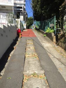 坂の途中の駐車場