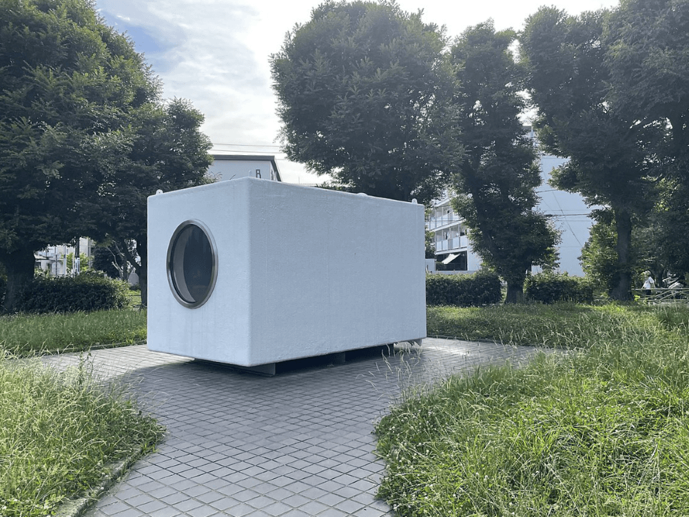 北浦和公園に展示された中銀カプセルタワービルのカプセル。