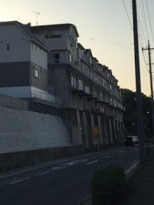 北側斜面に建つ家