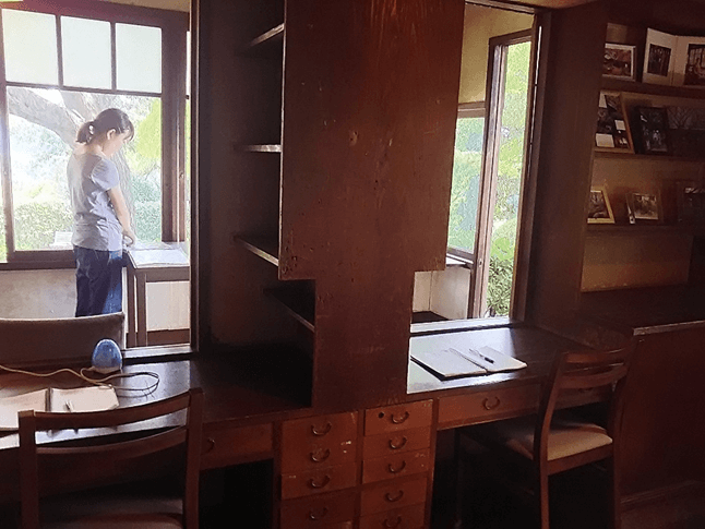 子ども部屋の机の壁面を開けた状態