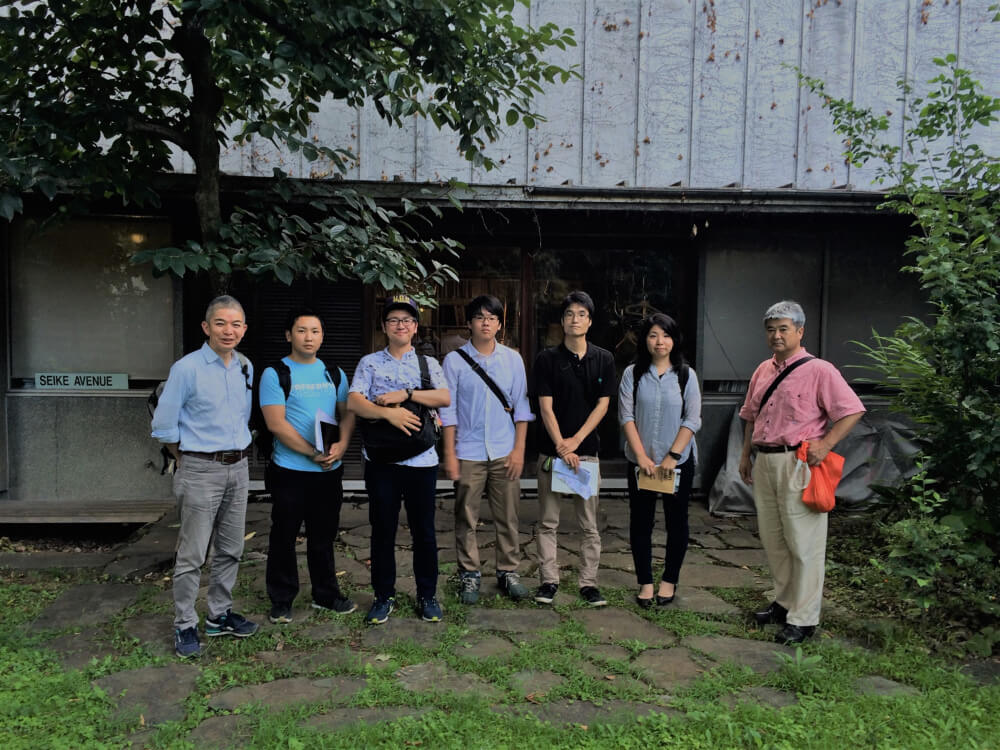 「私の家」2016年訪問時に撮影　（左：戸田教授　中：当時の大学院生5名　右：八代克彦特別客員教授（当時教授）※八代先生はかつて建築家の清家清を師事した）