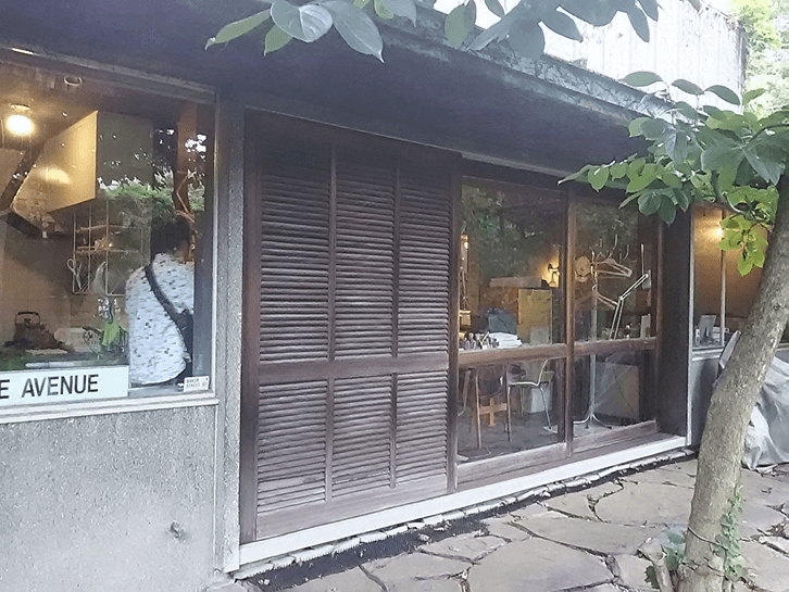 庭と床の高さを最小限に押さえ、ゆるやかにつなげる