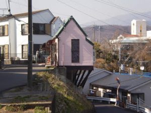 北側斜面に建つ家2