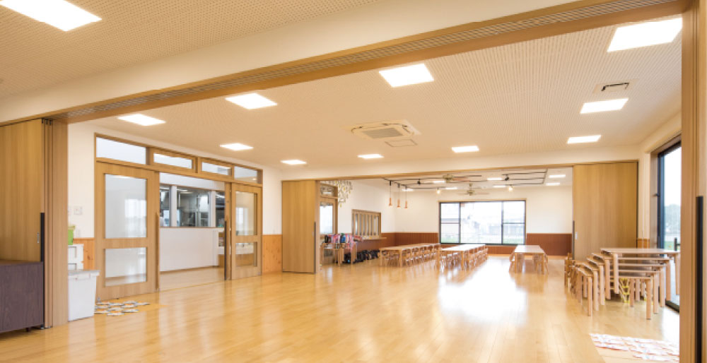 内観。柱の少ない広々とした空間に机や椅子が配置され、可動間仕切りで空間を柔軟に活用できる。